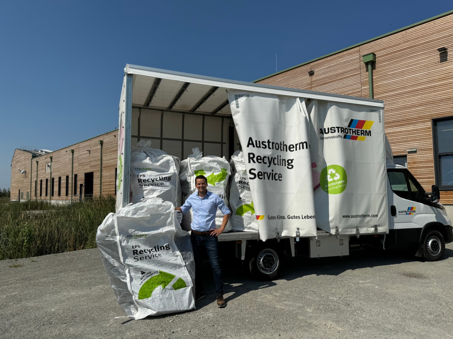 © Austrotherm Gruppe - Dr Heimo Pascher, Managing Director of Austrotherm in front of the Austrotherm Recycling Bus at the Austrotherm plant in Purbach, at the start of the Austria-wide EPSolutely collection project.